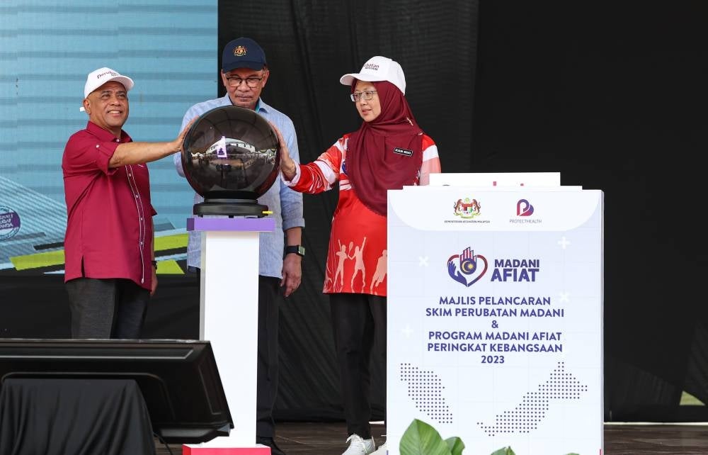 Health Minister Dr Zaliha Mustafa (right) with Prime Minister Datuk Seri Anwar Ibrahim (centre) and Perak Menteri Besar Datuk Seri Saarani Mohamad (left) launching the Madani Medical Scheme and Madani Afiat Programme - BERNAMA PIX