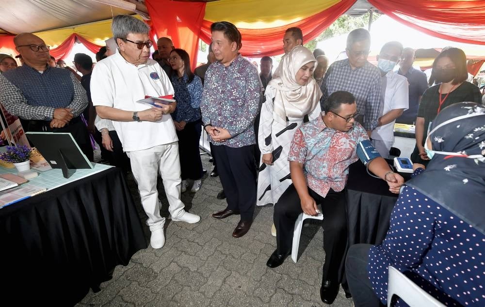 Sultan of Selangor Sultan Sharafuddin Idris Shah (two, left) observing Selangor Menteri Besar Selangor Datuk Seri Amirudin Shari (two, right) doing health screening at the Selangor 2023 International Day for Older Persons celebration and Selangor 3.0 Healthy Campaign at Dataran Kemerdekaan, Shah Alam, today. Also present was Deputy Health Minister Lukanisman Awang Sauni (three, right). - Photo by Bernama