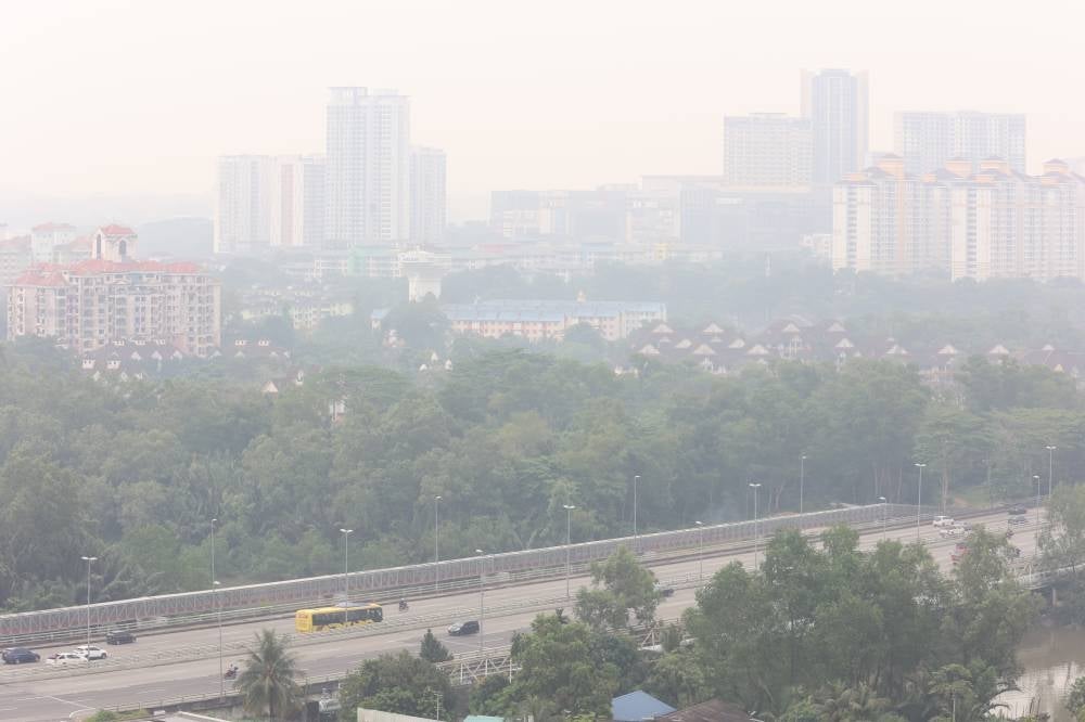 The public, including tourists, in Melaka are prepared to wear face masks due to the unhealthy air quality in the state. - FILE PIX