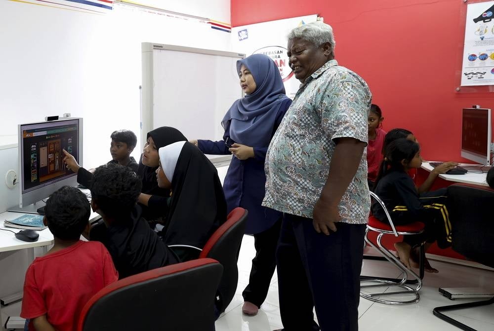 Having enjoyed services at the Digital Economy Centre (PEDi) for the past 10 years, the Sungai Judah Orang Asli villagers have managed to upgrade their lives and produce a digitally literate community. - BERNAMA