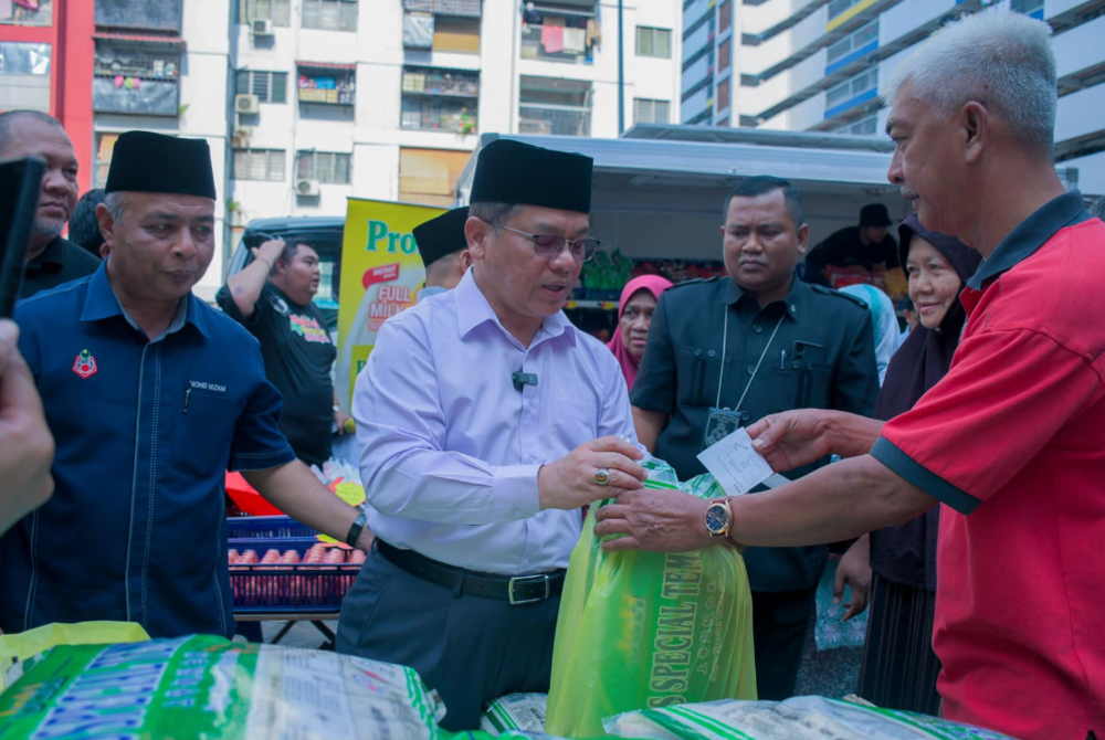 Minister in the Prime Minister's Department (Religious Affairs) Datuk Mohd Na'im Mokhtar (centre) said the initiative represents a digital technology transformation in distributing zakat through a cashless distribution mechanism to the group. - Facebook