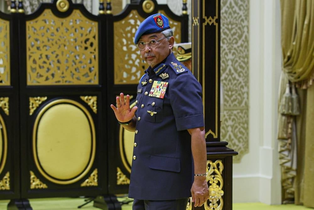 Yang di-Pertuan Agong Al-Sultan Abdullah Ri’ayatuddin Al-Mustafa Billah Shah presented the instruments of appointment to 15 Malaysian envoys assigned to missions abroad in a ceremony held at Istana Negara here today. - BERNAMA 