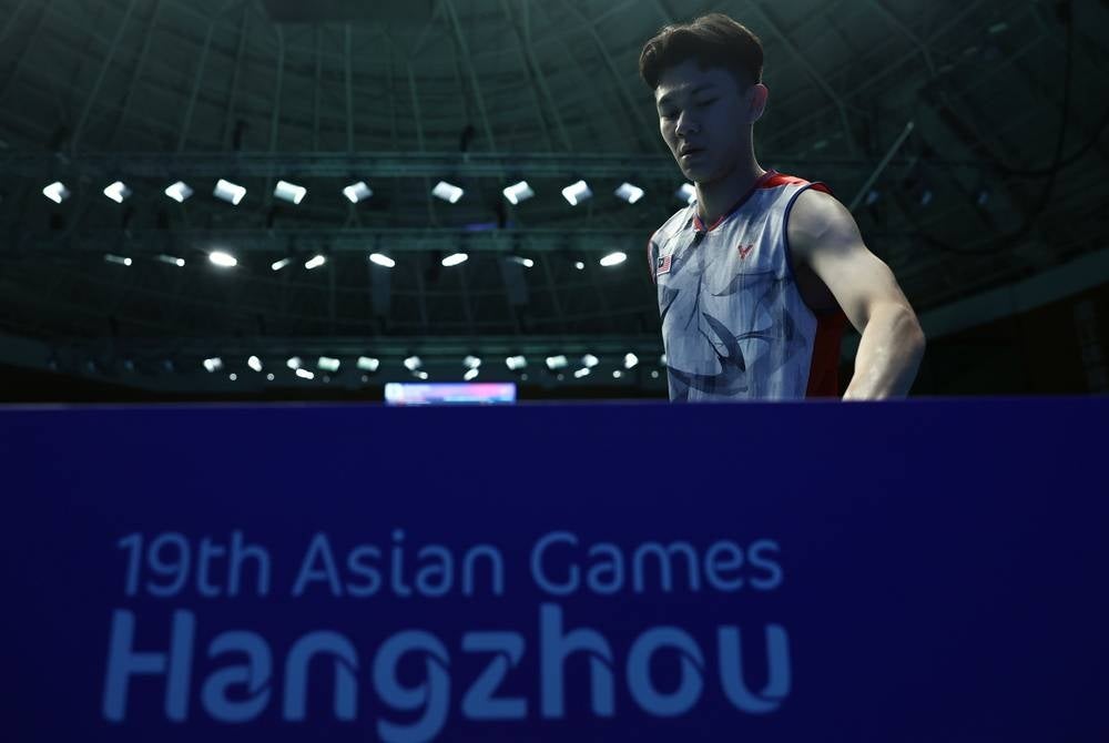 National top men’s singles shuttler Lee Zii Jia produced a magnificent fightback to stun reigning world champion Kunlavut Vitidsarn and check into the Hangzhou Asian Games quarter-finals at the Binjiang Gymnasium here today. - BERNAMA