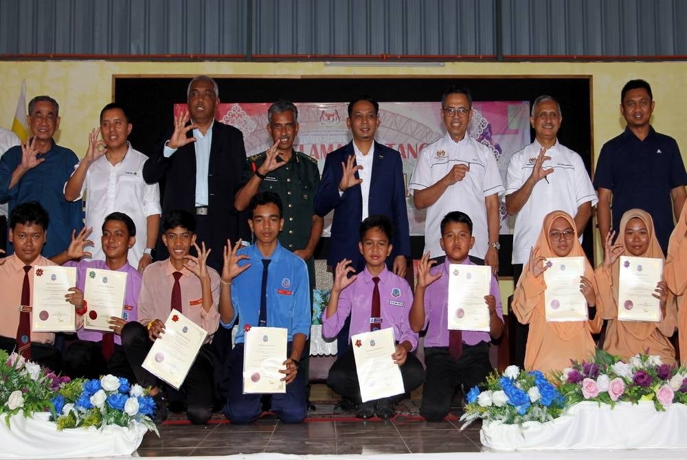 State Communications, Multimedia and Non-Governmental Organisation (NGO) Committee chairman Mohd Azlan Helmi (fifth from left in the back) said contributions include school equipment, such mobile devices, as well as digital education programme which is in high demand could narrow the gap among students in general. - BERNAMA