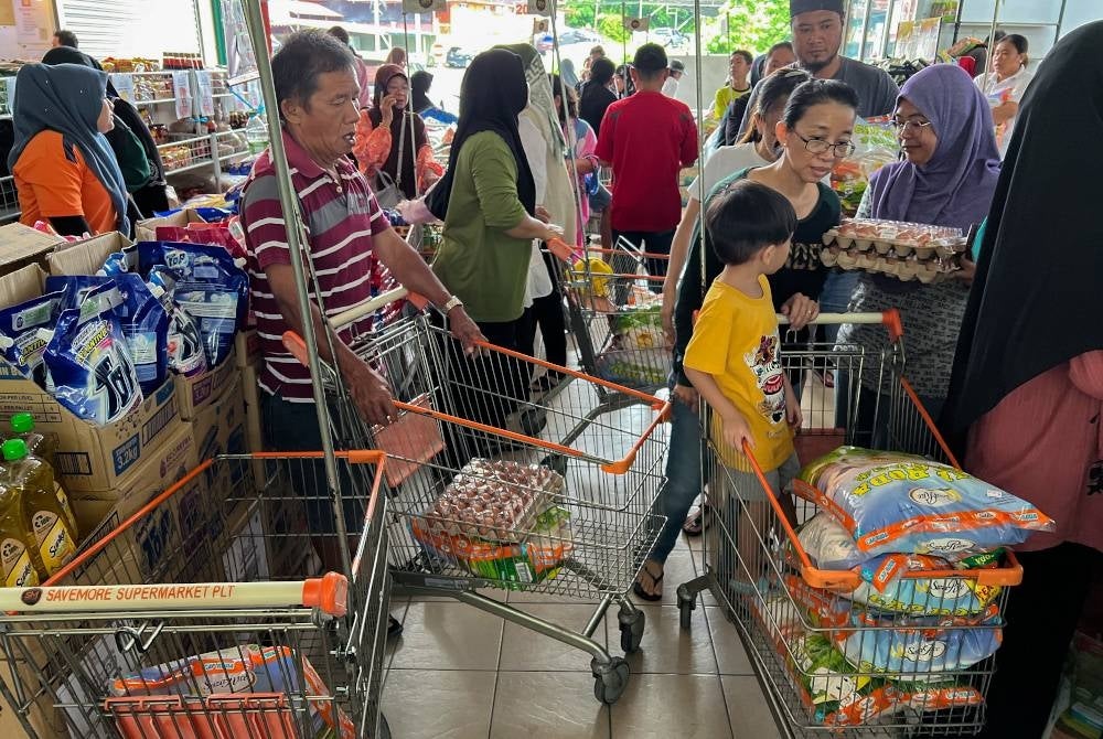 The Sabah Paddy and Rice Regulatory Board today advised the people in the state to cease panic buying of rice, saying there is sufficient supply of the subsidised commodity for all consumers. - BERNAMA