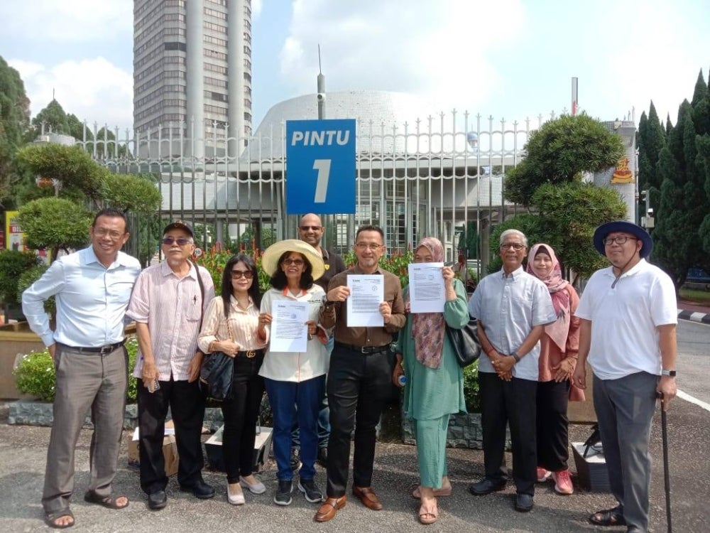 BJRA expressing their opposition to the residential development plan for Bukit Jelutong golf course in front of the state govt office today.
