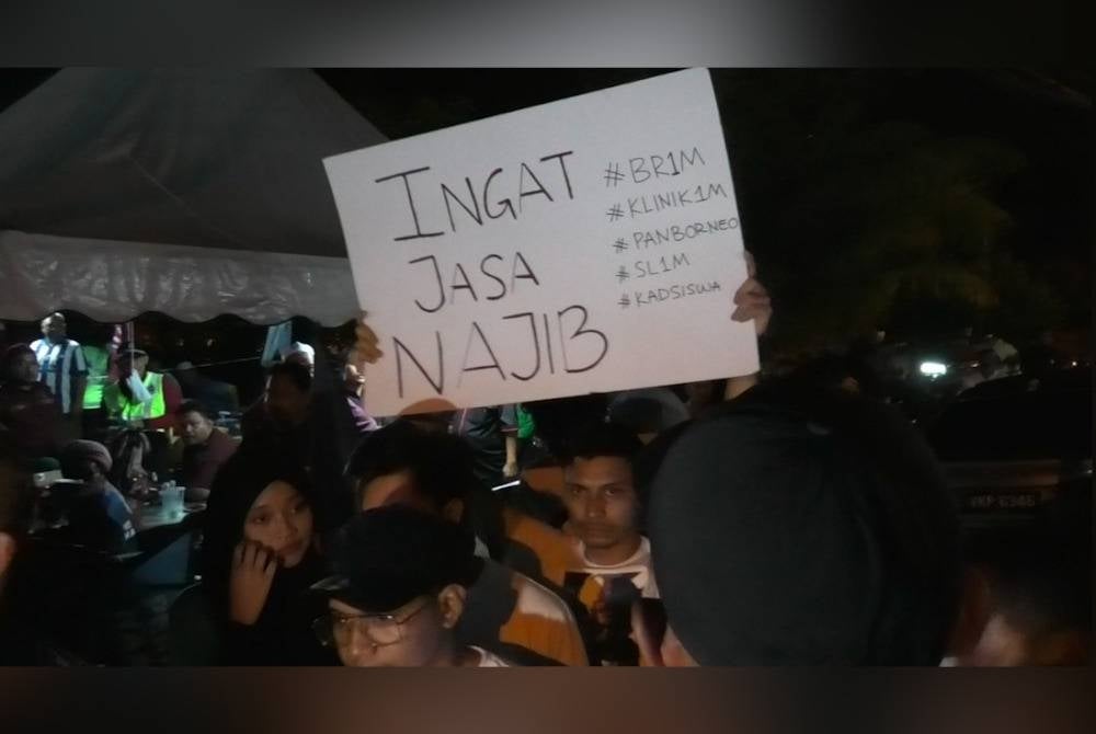 A group of policemen at the scene immediately intervened and separated the two groups.