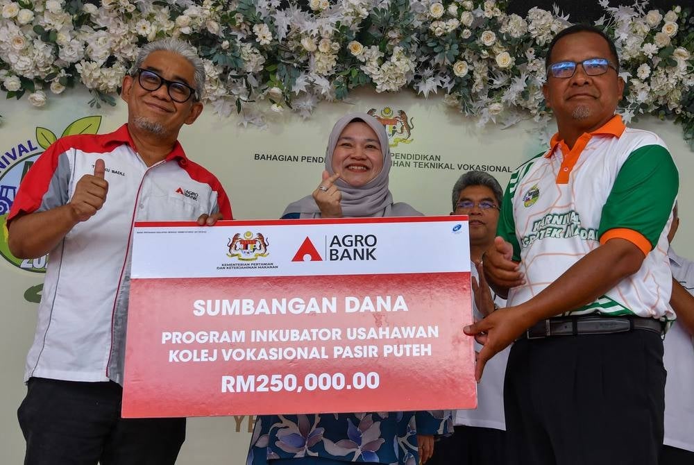 Agrobank chief executive officer Datuk Tengku Ahmad Badli Shah Raja Hussin (left) said the structured community development programme that focused on the B40 and ‘asnaf’ (zakat recipients) groups aimed to create income-generating opportunities for participants. - BERNAMA