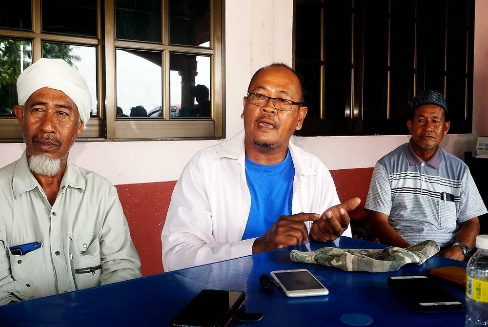 A farmer, Mohd Sobri Osman (centre), 60, said the government-set floor price of RM1,200 per tonne for rice purchases needs to be reviewed to safeguard the farmers’ welfare. - BERNAMA 
