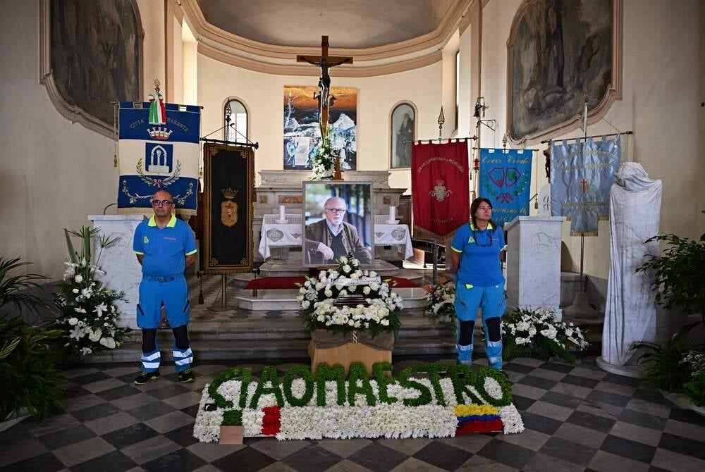 The urn of Colombian artist Fernando Botero, is displayed at Chiesa di San Biagio e Sant'Antonio Abate, during the funeral chamber, in the town of Pietrasanta in the region of Tuscany, on 6 Oct. (Photo by Andreas SOLARO / AFP)