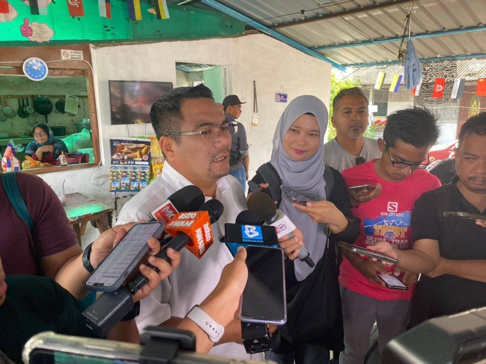 Amizar said he would not overlook the importance of road infrastructure, such as the road from Karak to Simpang Pelangai and the roads within the Felda settlements in the area.