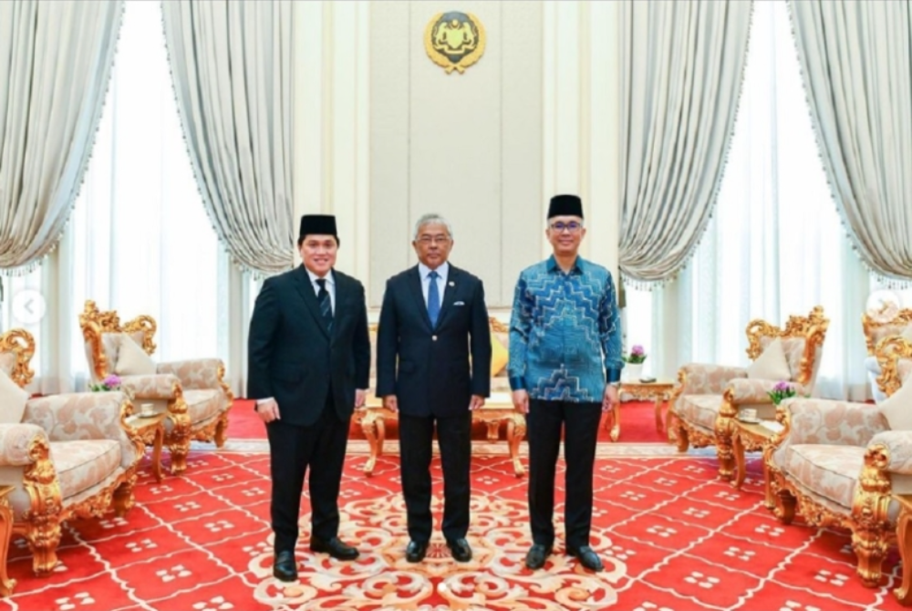 Indonesia’s State-Owned Enterprises Minister Erick Thohir paid a courtesy visit to Yang di-Pertuan Agong Al-Sultan Abdullah Ri’ayatuddin Al-Mustafa Billah Shah at the National Palace in Kuala Lumpur yesterday. Also present was Investment, Trade, and Industry Minister Datuk Seri Tengku Zafrul Abdul Aziz. Picture taken from Istana Negara Instagram account