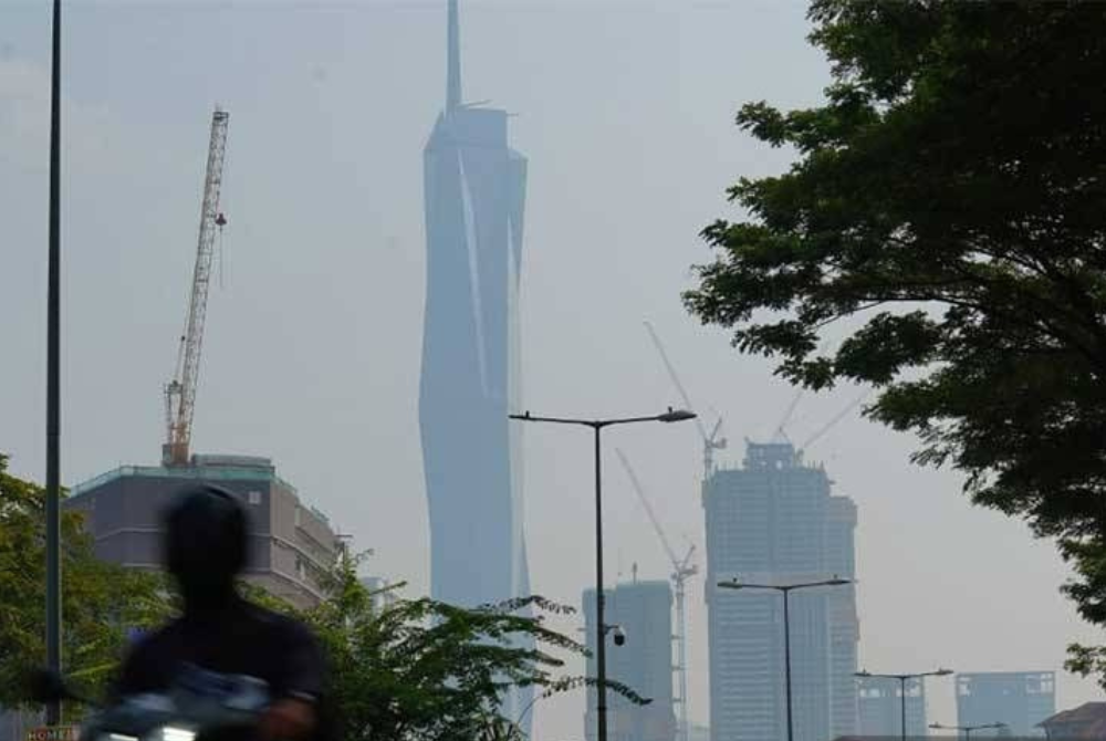 The haze around Kuala Lumpur on Friday. - PHOTO SINAR HARIAN/ MOHD HALIM ABDUL WAHID