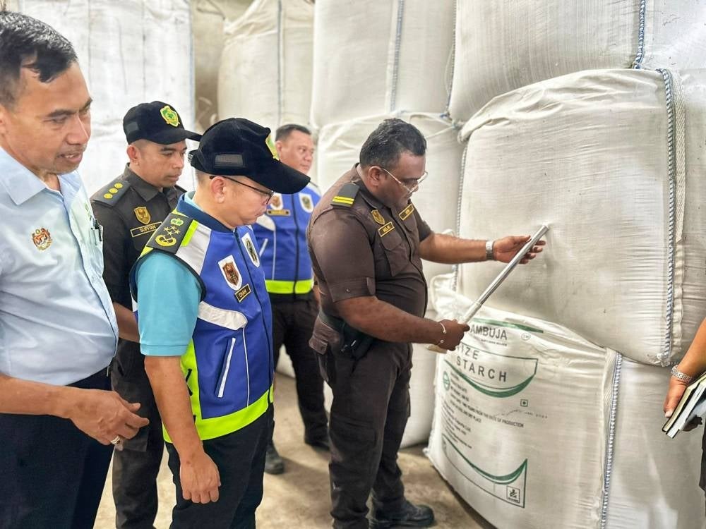 Deputy Agriculture and Food Security Minister Chang Foong Hin (second from the left) overseeing the special task force at the rice mill - BERNAMA