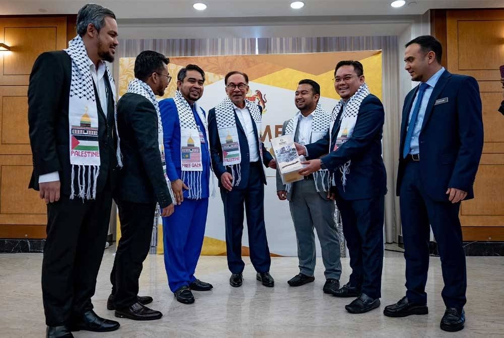 Anwar during a meet with several NGO representatives in Parliament on Tuesday - Photo from Anwar Ibrahim's Facebook
