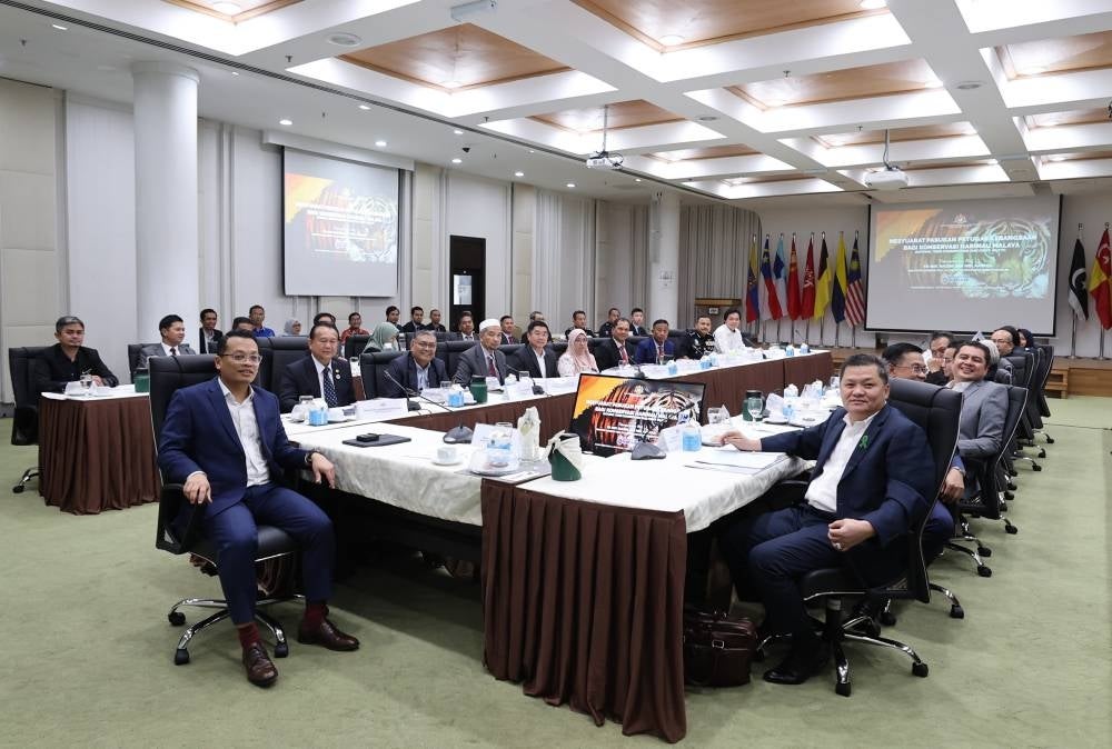Natural Resources, Environment and Climate Change Minister Nik Nazmi Nik Ahmad taking a picture before chairing the second meeting of the National Tiger Conservation Task Force - BERNAMA PIX