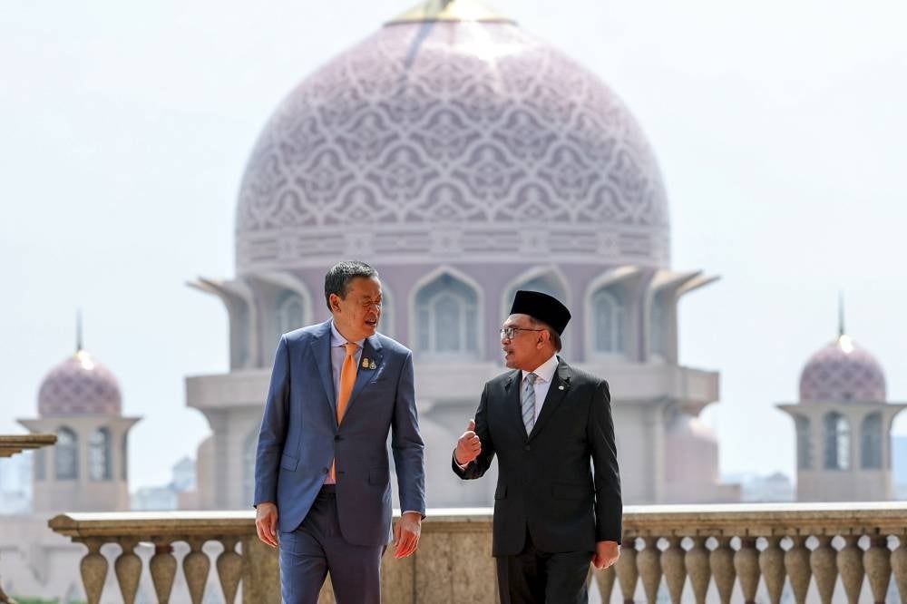 Prime Minister Datuk Seri Anwar Ibrahim (right) met his Thai counterpart, Srettha Thavisin, here today for talks on strengthening bilateral relations. Photo by Bernama