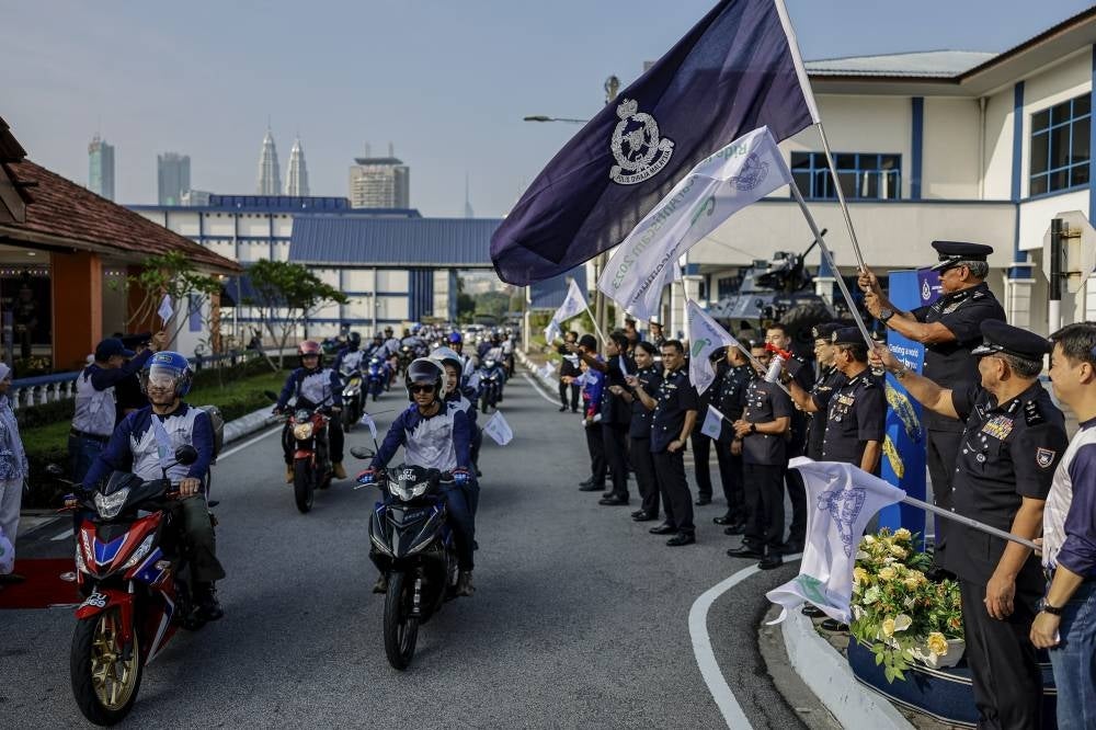 Bukit Aman Commercial Crime Investigation Department Director Datuk Seri Ramli Mohamed Yoosuf flags off 65 participants of the CCID 2023 Anti-Scam Kapcai Ride convoy to Cameron Highlands, Pahang, today. - Photo by Bernama