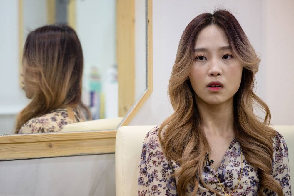 In this photo taken on March 29, 2023, South Korean hairdresser Pyo Ye-rim speaks during an interview with AFP at her hair salon in Busan. The advocate for the legal rights of school bullying survivors in South Korea, has died in an apparent suicide, local police said on Oct 12, 2023. - (Photo by ANTHONY WALLACE / AFP)