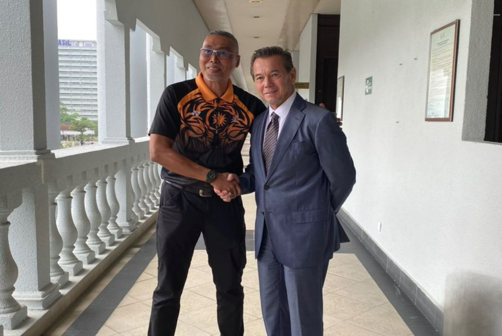 The defamation suit filed by Datuk Mark William Ling Lee Meng (right) against former national long and triple jumper Mohd Zaki Sadri was settled today after the former athlete apologised to the Malaysian Athletics Federation (KOM) vice-president in the Sessions Court here today. - BERNAMA