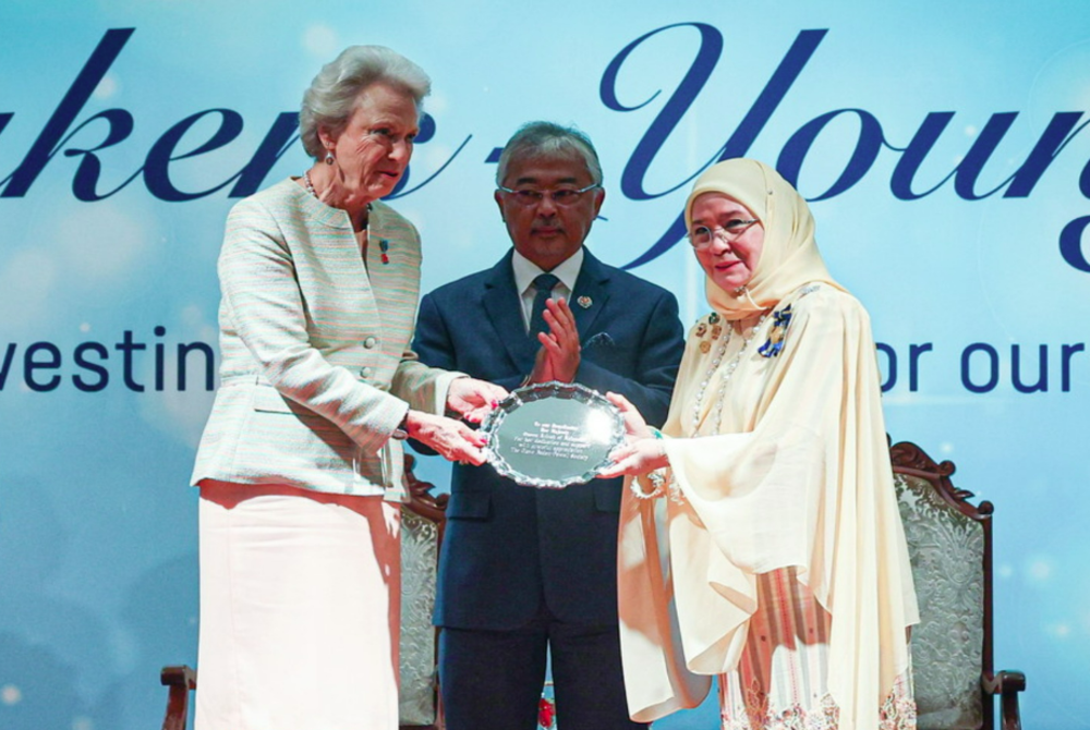 Yang di-Pertuan Agong Al-Sultan Abdullah Ri'ayatuddin Al-Mustafa Billah Shah (centre) and Raja Permaisuri Agong Tunku Azizah Aminah Maimunah Iskandariah (right) today graced the opening ceremony of Olave Baden-Powell Society (OB-PS) Malaysia Conference 2023, here. - BERNAMA