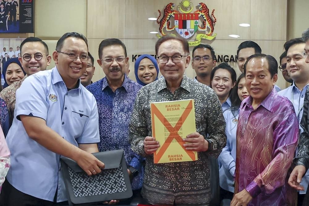 Prime Minister Datuk Seri Anwar Ibrahim showed the Malaysia Budget 2024 speech document to MADANI during a survey at the Ministry of Finance. - PHOTO BY BERNAMA
