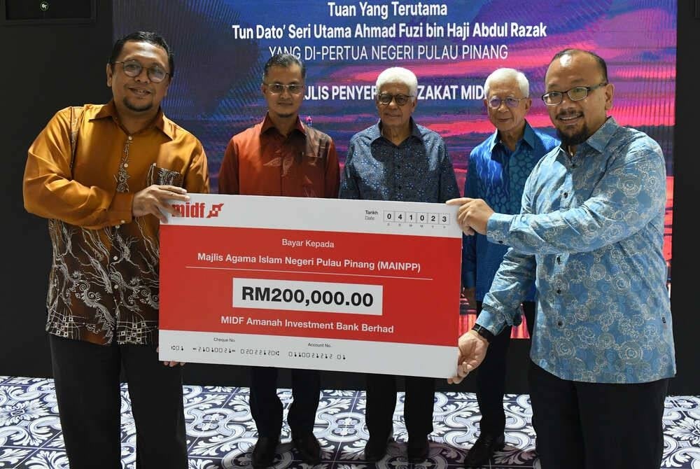Penang Yang Dipertua Negeri Tun Ahmad Fuzi Abdul Razak (centre) said that it was proven when the state received 45,000 kilogrammes of rice through the implementation of the Local White Rice (BPT) distribution intervention initiative. - BERNAMA