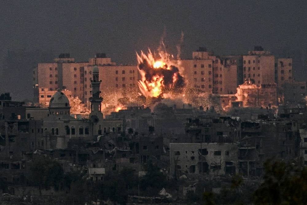 A fireball erupts during Israeli bombardment in the northern Gaza Strip on Oct 14. (Photo by Aris MESSINIS / AFP)