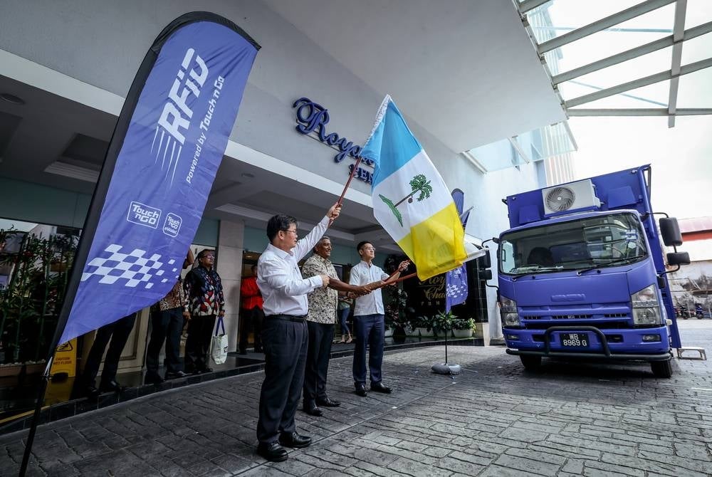 Earlier, Penang Chief Minister Chow Kon Yeow launched Touch ‘n Go’s "Walao Eh Just In Penang” campaign to encourage cashless and seamless payment options for an integrated mobility experience covering toll, transit and parking in Penang. - BERNAMA 