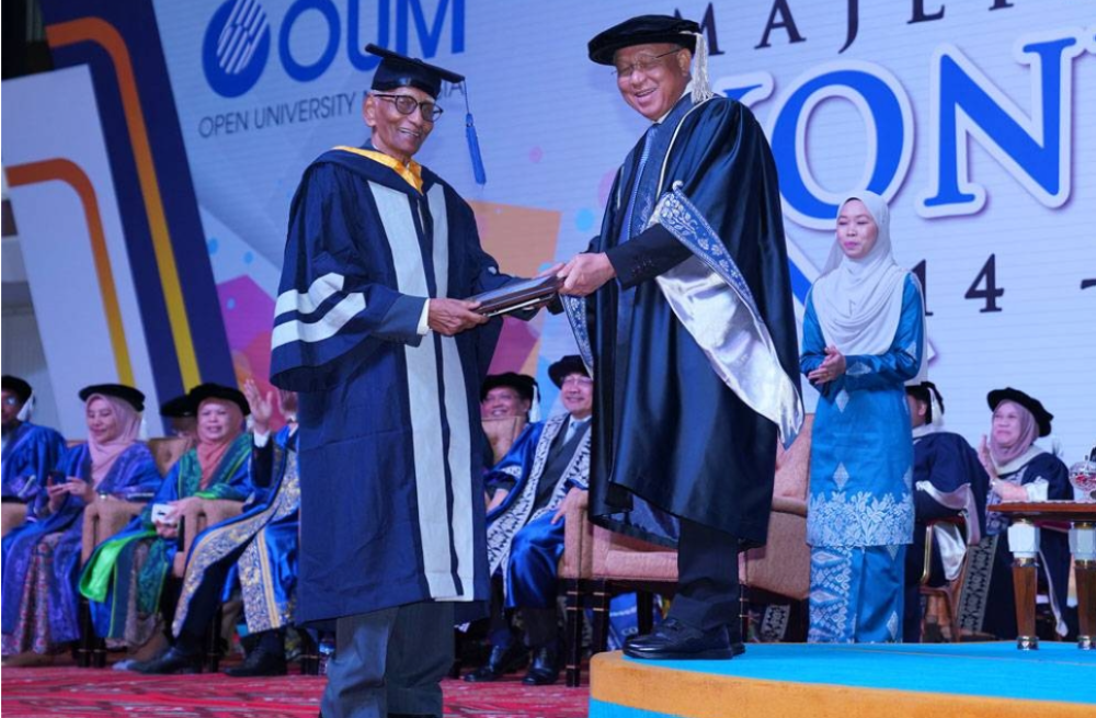 Azman (right) presented the Lifetime Learning Award to Krishnan during the 27th OUM Convocation Ceremony at the World Trade Center (WTC) Kuala Lumpur on Saturday.