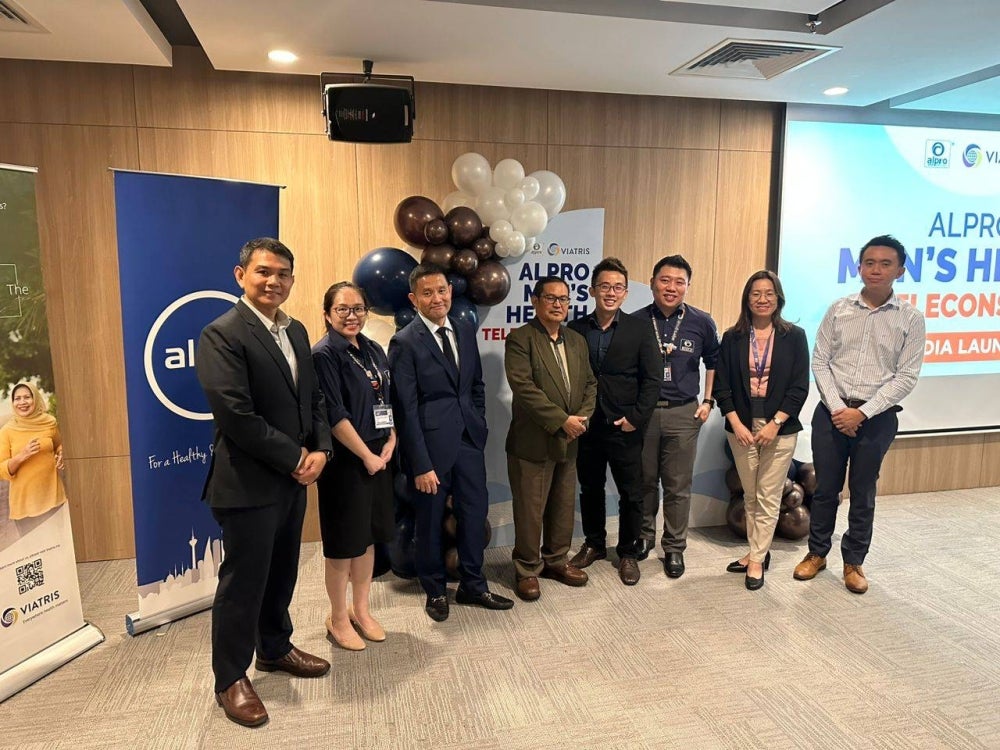 Alpro Pharmacy, Malaysia's largest pharmacy chain and Viatris, a global healthcare company, have joined hands to initiate the Alpro Men's Health Teleconsult, a dedicated platform aimed at bolstering men's confidence and performance by offering expert guidance. From left; From left:Jeff Bote - Viatris Malaysia Country Manager, Lim En Ni - Alpro Pharmacy Chief Pharmacist, Dr George Lee - Guards Health Consultant Urologist
4.Dr Hatta Sidi - Universiti Kebangsaan Malaysia Senior Consultant Psychiatrist and Ru Luen Then - Alpro Pharmacy Pharmacist
