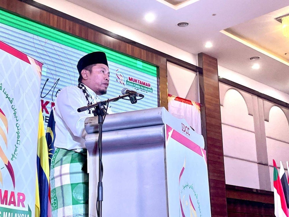  Pas youth chief Ahmad Fadhli Shaarin delivering his keynote address - PIX by ZAIDI AZMI 