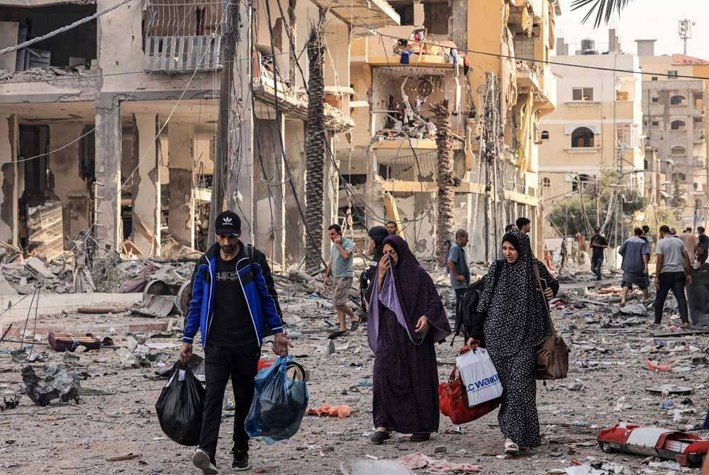 Palestinians leaving al-Karama neighbourhood in Gaza City for a safe area. - AFP