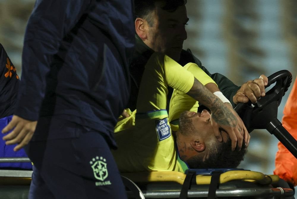 Brazil's forward Neymar leaves the field crying in pain after an injury during the 2026 Fifa World Cup South American qualification football match between Uruguay and Brazil at the Centenario Stadium in Montevideo on Oct 17. (Photo by Pablo PORCIUNCULA / AFP)