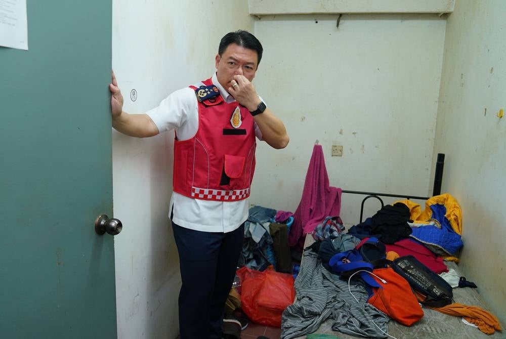 The raid led by Minister Nga Kor Ming together with JBPM (Operations) Deputy Director General Datuk Nor Hisham Mohammad was carried out at 1pm to inspect the shop building which had violated the law for modifying the premises in order to place 38 capsule rental rooms in the capital.