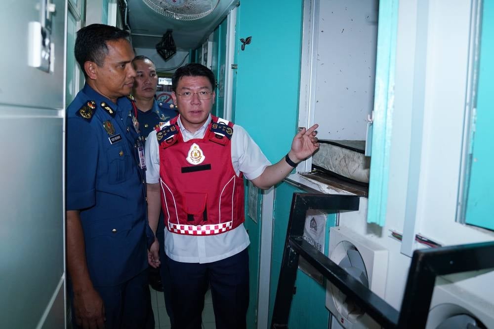 A special operation involving KPKT together with Fire and Rescue Department and DBKL aims to curb the "capsule-sized" room rental business, which increases the risk of fire. - Photo Sinar Harian / MOHD HALIM ABDUL WAHID