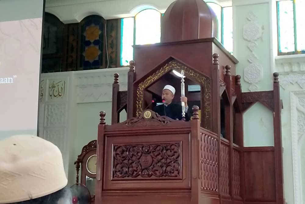 Perak State Mosque chief imam Mohd Ridzuan Zaidin delivering a sermon at Sultan Idris Shah II Mosque (Perak State Mosque) today.