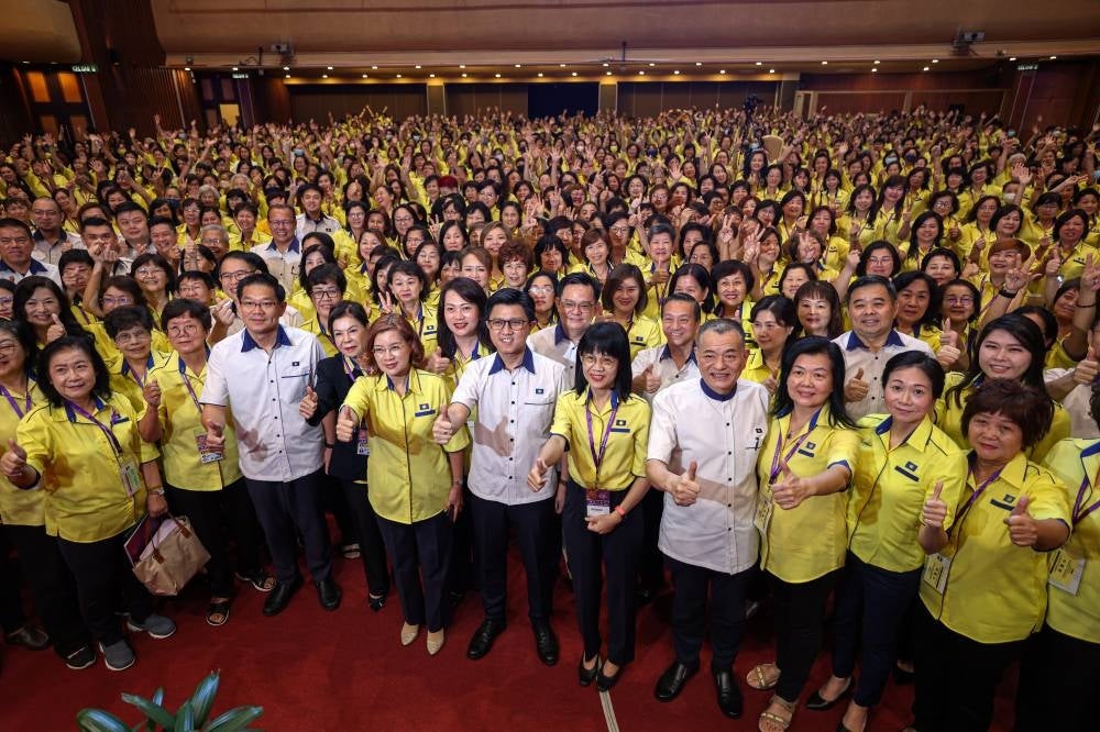 Wanita MCA National Chairman Wong You Fong, MCA secretary-general Datuk Chong Sin Woon together with former Wanita MCA National Chairman Datuk Heng Seai Kie during photo session with Wanita MCA members at the Wanita MCA 48th Annual General Meeting in Wisma MCA today. - Photo by Bernama