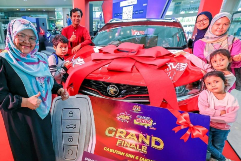 Breast cancer survivor Norhashimah Nordin, who was the grand prize winner of the 2022 Malaysia Sales Programme (PJM 2022) Shop and Win contest took home a Proton X50 sports utility vehicle (SUV) today. - BERNAMA