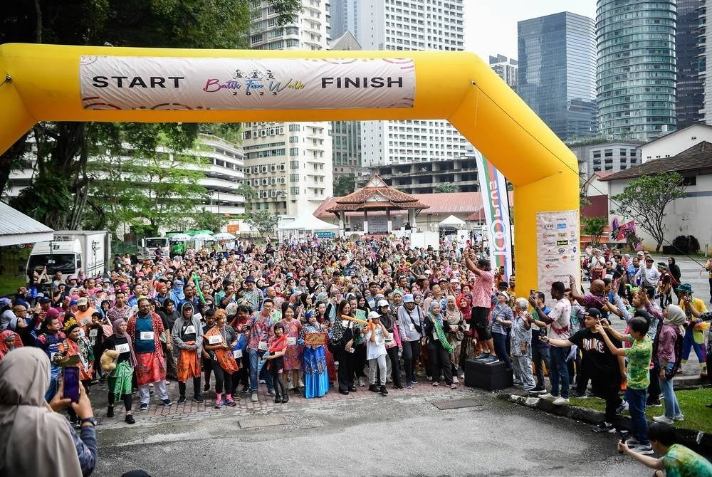 Around 1,100 batik enthusiasts walked the town in batik costumes during the Batik Fun Walk 2023 today, which aims to promote batik as a national heritage and encourage walking as part of a healthy lifestyle. - BERNAMA 