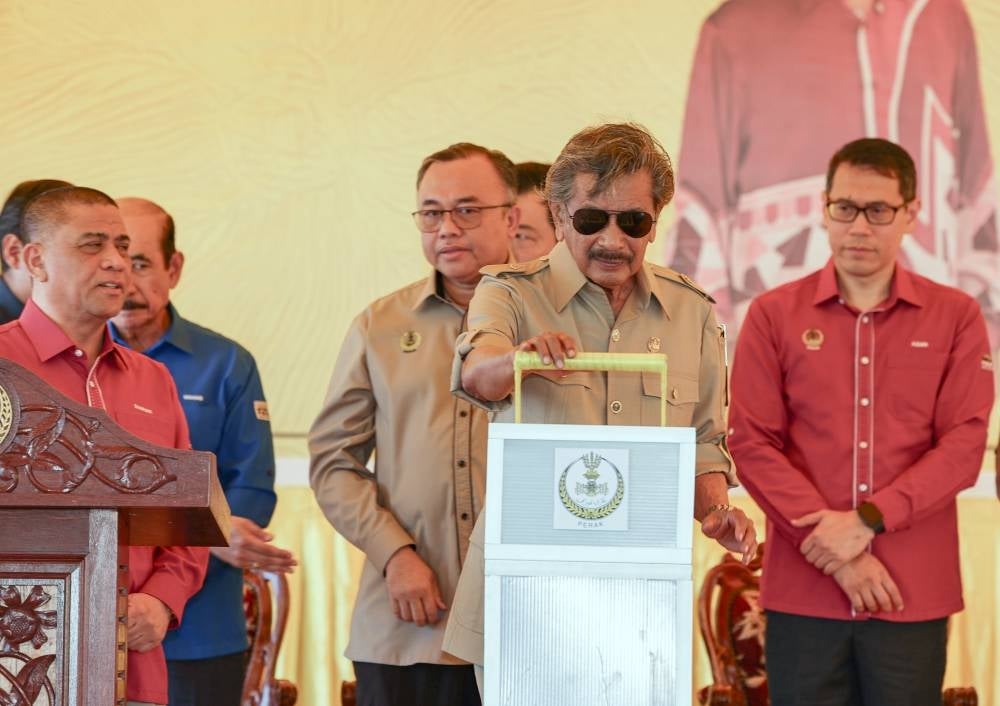 The Raja Muda of Perak, Raja Jaafar Raja Muda Musa (two, right) launched the Kinta Valley Geopark 5th Anniversary ceremony and the International Geopark Run 2024 @ Ipoh Low Carbon Day at Dataran Bandaraya Ipoh today. Perak Menteri Besar Datuk Seri Saarani Mohamad (kiri) was also present. - Photo by Bernama