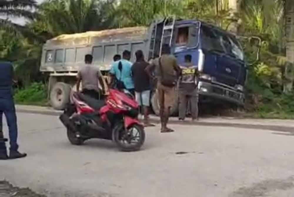 A group of thugs have acted out of control by trying to obstruct the Road Transport Department (RTD) while the personnel were stopping a lorry carrying an excessive load in Ijok on Saturday.