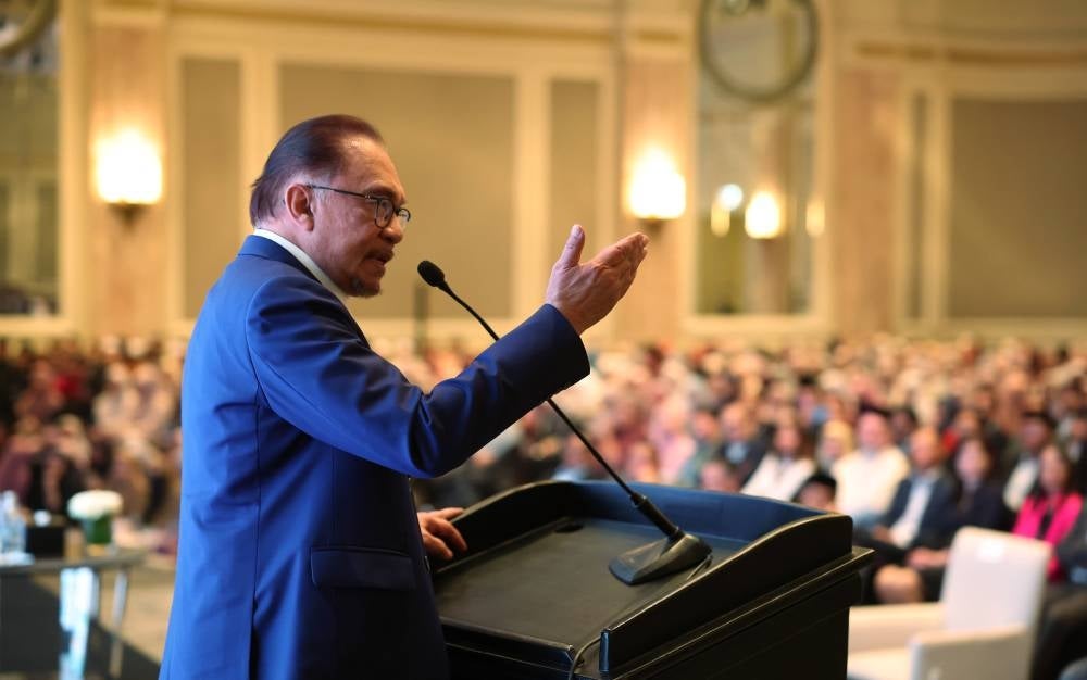 Prime Minister Datuk Seri Anwar Ibrahim is inviting all Malaysians to participate in the Malaysia with Palestine Assembly at Axiata Arena Stadium, Bukit Jalil tomorrow night as a sign of national solidarity with the Palestinian people. - Photo by Bernama