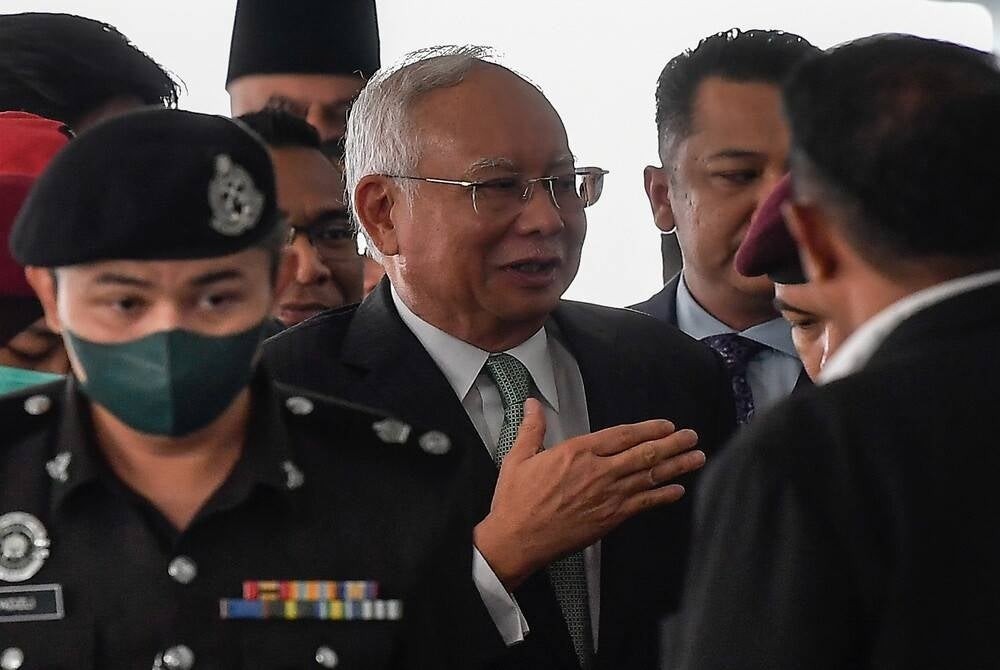 The prosecution today applied to the High Court to change the amount of money in three out of 25 charges faced by Datuk Seri Najib Tun Razak in connection with the 1Malaysia Development Berhad (1MDB) scandal, due to recent testimonies of two witnesses. - BERNAMA