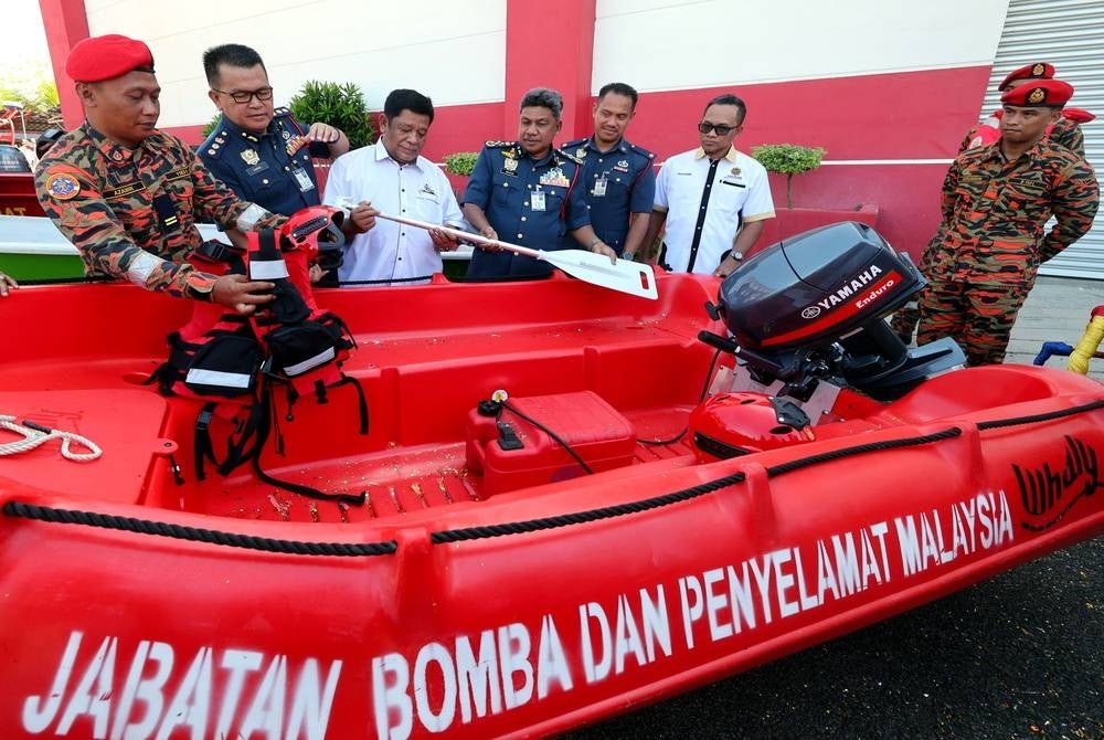 The Fire and Rescue Department (JBPM) has instructed its 24,283 officers, personnel and volunteers to be prepared to face the possibility of flood during the Northeast Monsoon (MTL) season this year. - BERNAMA