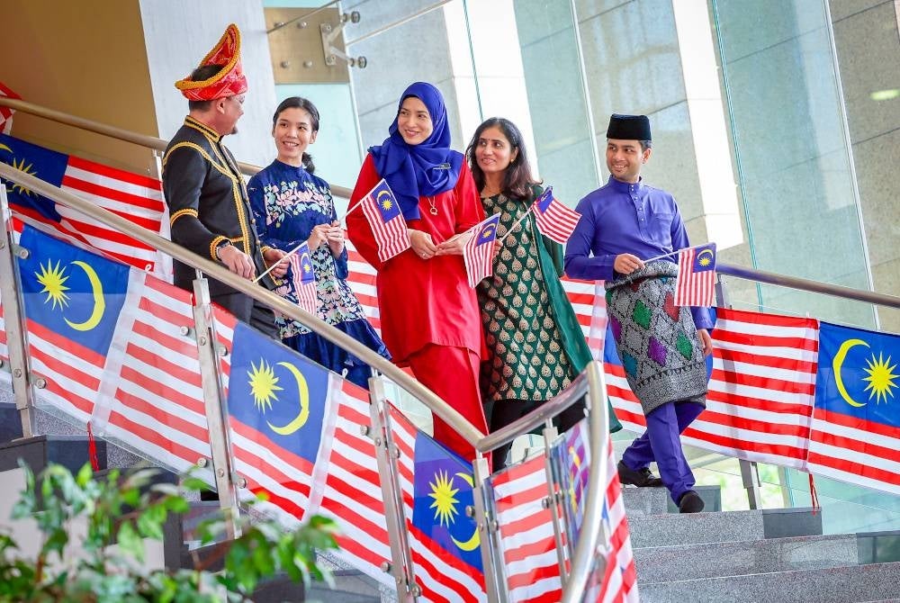Group of Malayians in Putrajaya. (PHOTO BY BERNAMA)