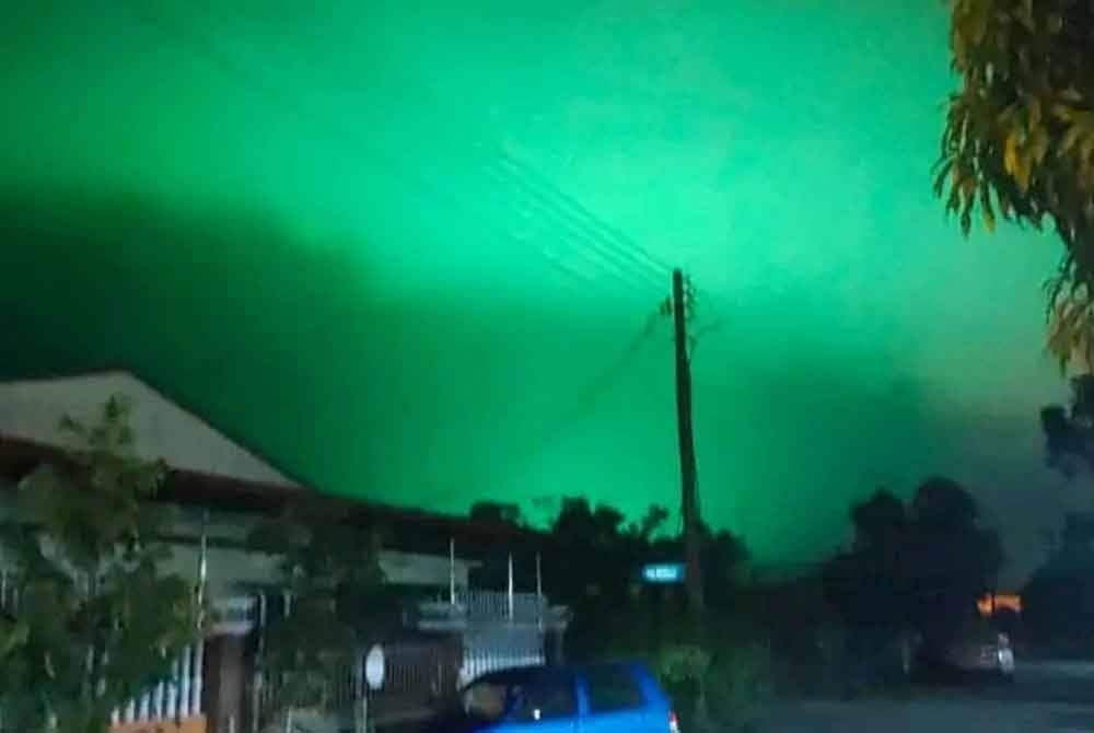 A photo of the phenomenon in Sungai Besar on Tuesday night. - Photo: Social media