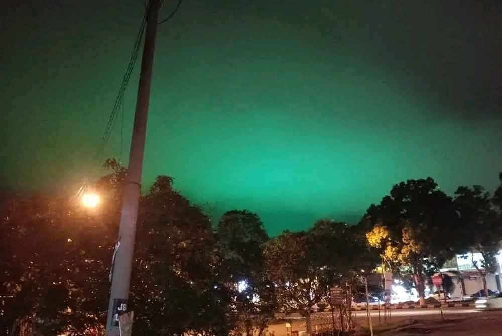 A photo of the phenomenon in Sungai Besar on Tuesday night. - Photo: Social media