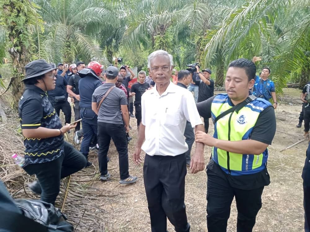 The detained individuals were PSM chairman Dr Michael Jeyakumar Devaraj (PIX), PSM committee member R. Karthiges, Perak PSM Youth member P. Kesavan, and a farmer identified as Ho Pon Tien.