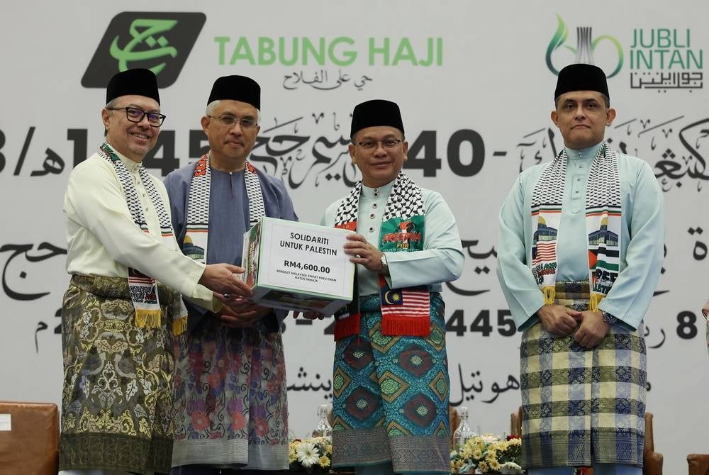 Muslims in Malaysia need to be given an accurate understanding of the concept and meaning of ‘istito'ah’ or capability to perform the haj, said Religious Affairs Minister Datuk Dr Mohd Na'im Mokhtar (second from right). - BERNAMA